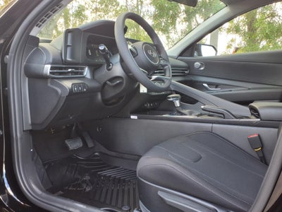 2025 Hyundai ELANTRA SE